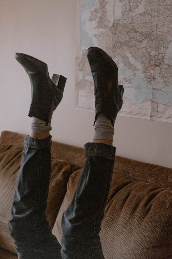 How to Choose the Right Type of Chunky Boots for a Feminine Look?